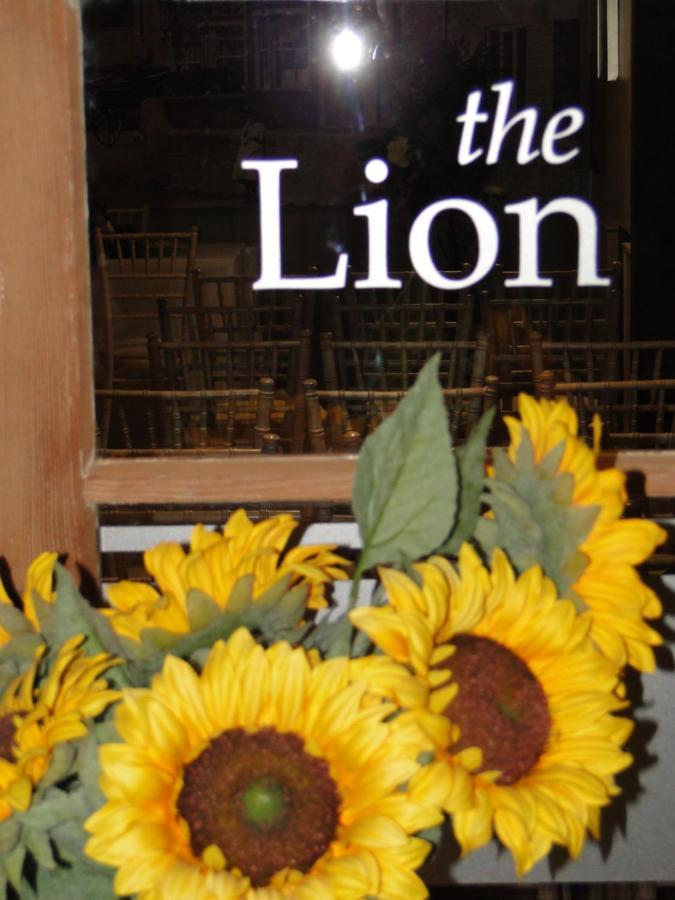 Отель The Lion Уоддесдон Экстерьер фото